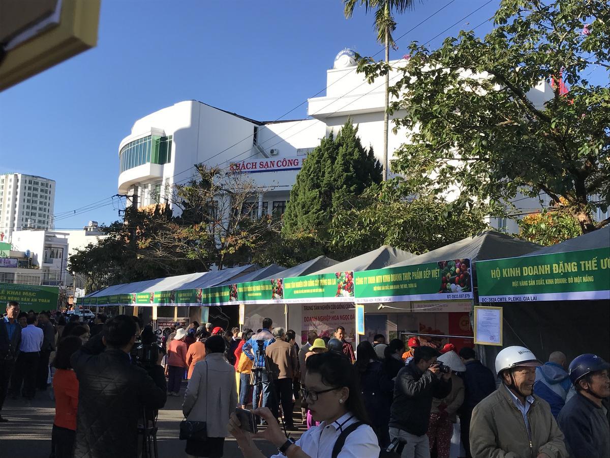 Cong Doan Gia Lai Hotel Pleiku Buitenkant foto